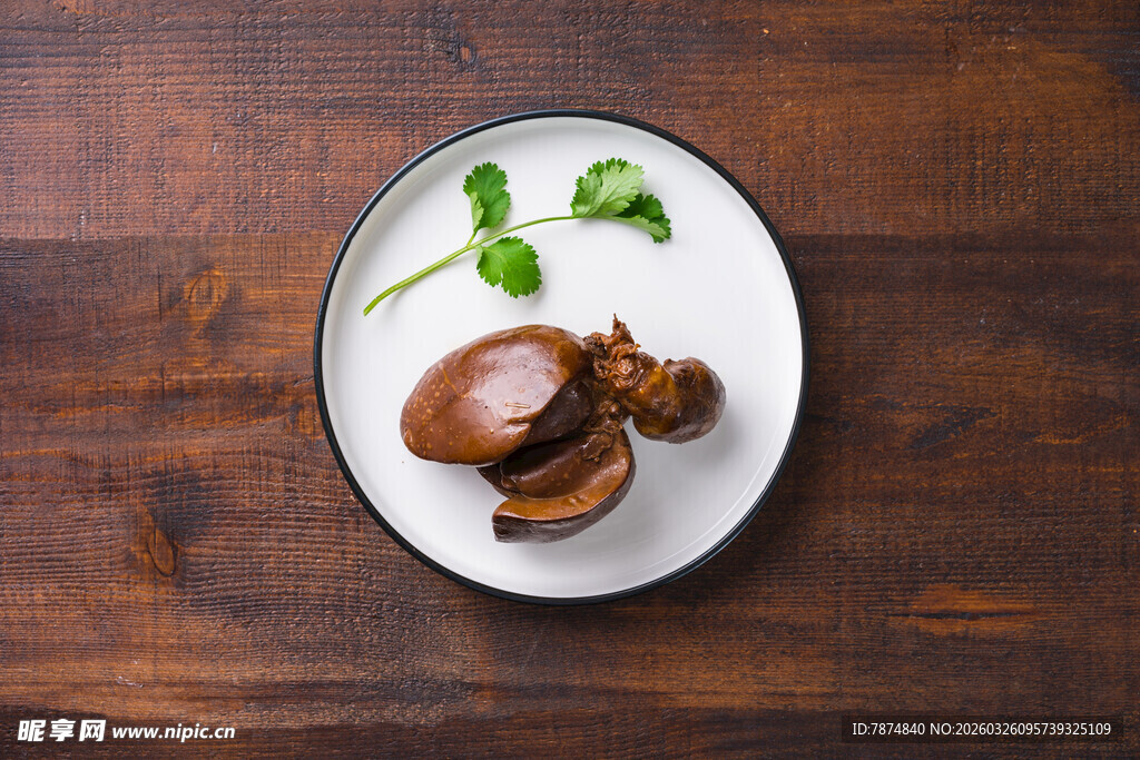 白盘上的美味卤味