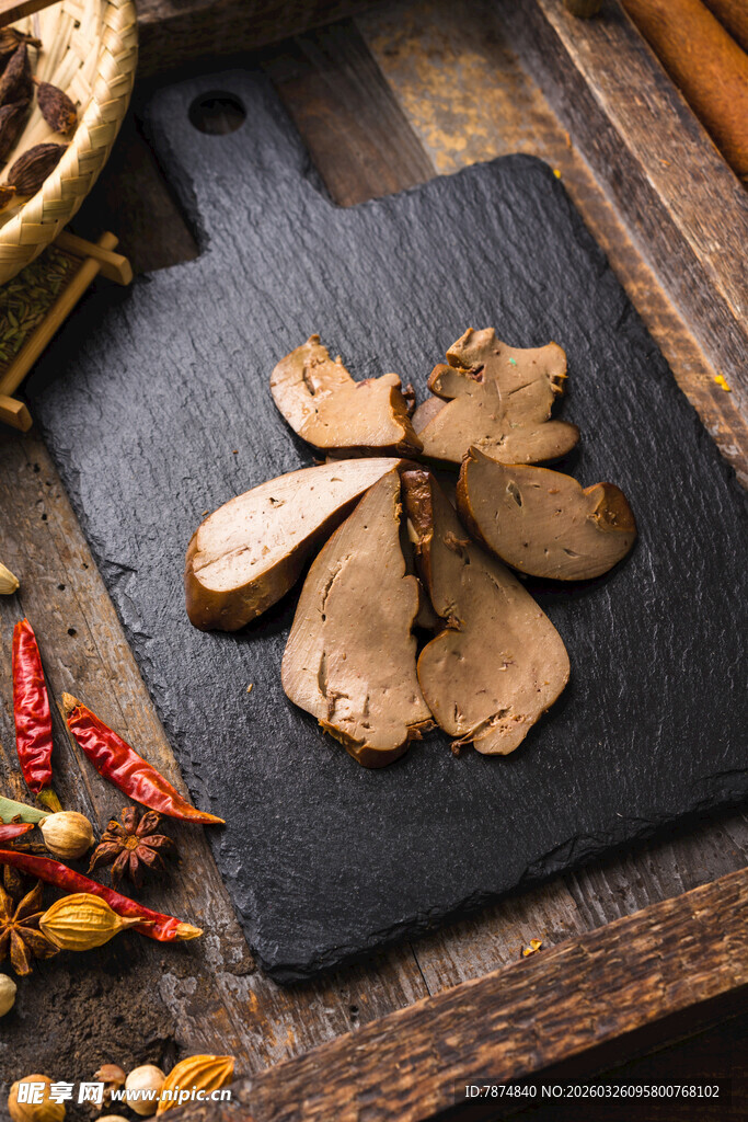 黑石板上的卤鹅肝