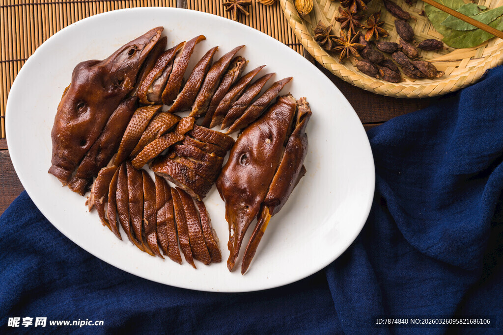 美味鹅摆于白色盘上