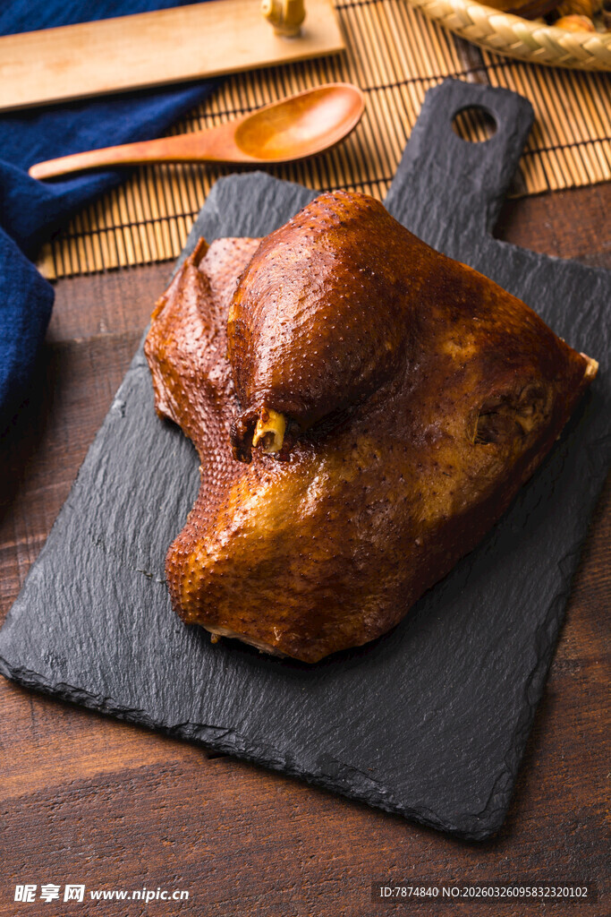石板上的美味卤鹅
