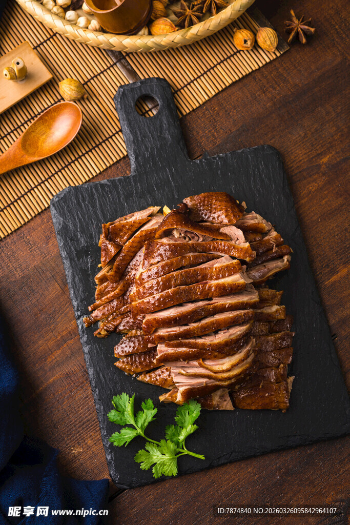 美味切片卤鸭摆于黑盘