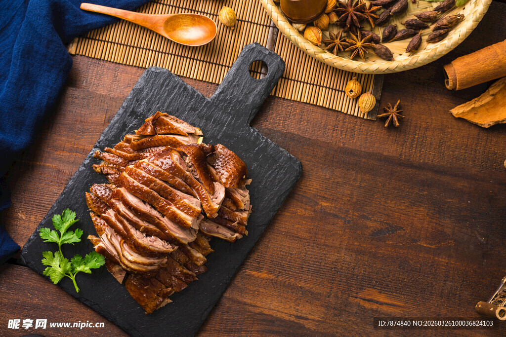 卤鹅肉摆放在黑色石板上