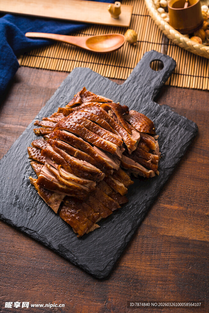 石板上摆放的美味酱鹅肉