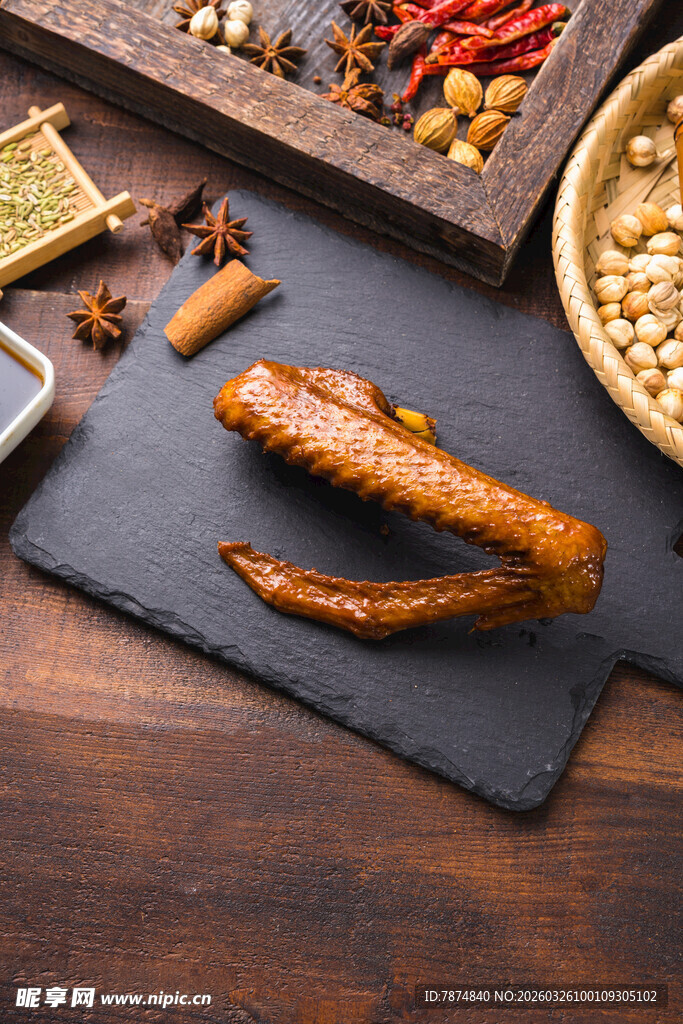 美味卤味鹅翅与多样零食