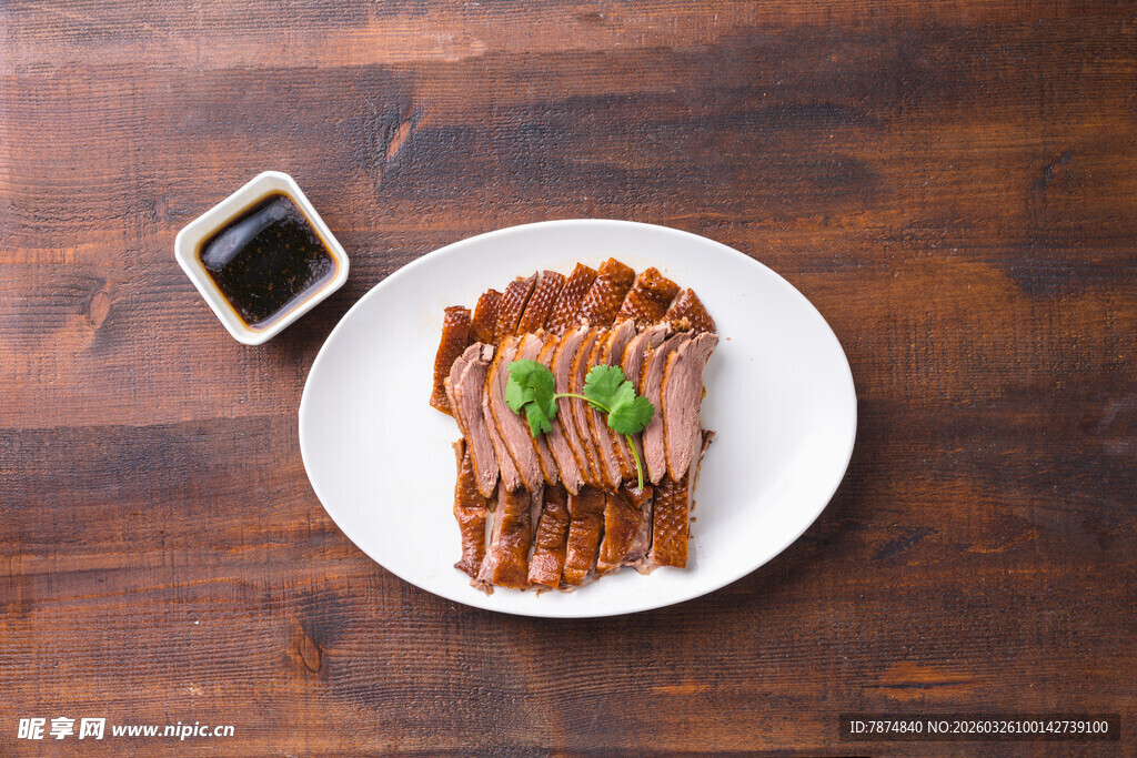 美味酱鹅肉摆于白盘上