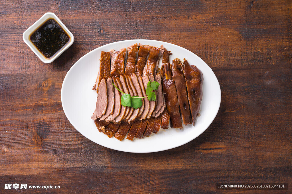 美味酱鸭摆放在白色盘中