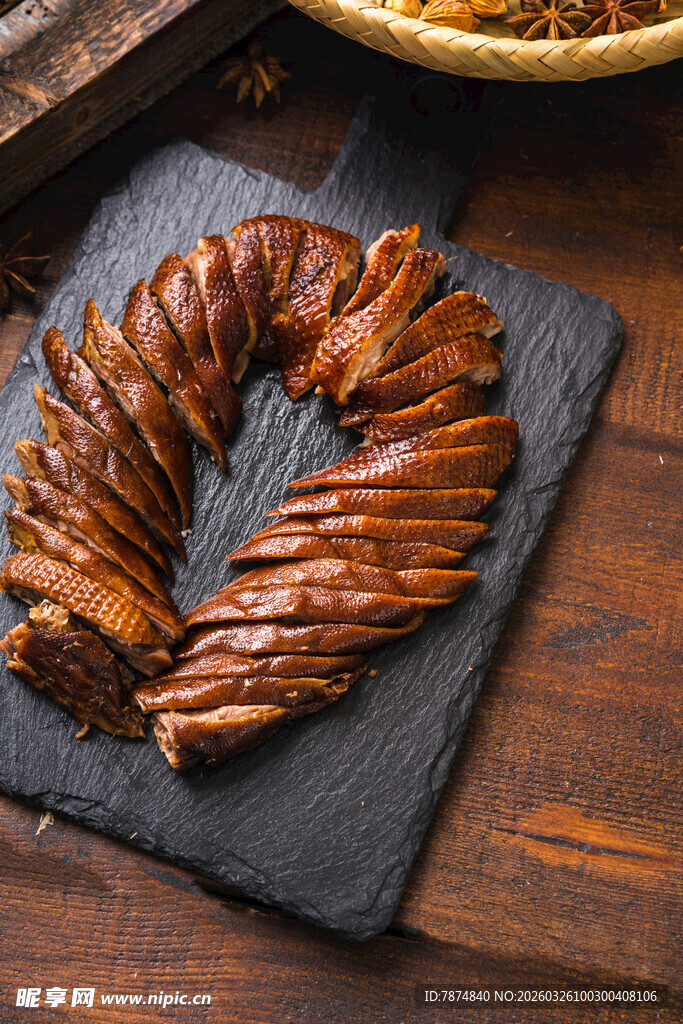 美味卤鹅肉摆于石板上