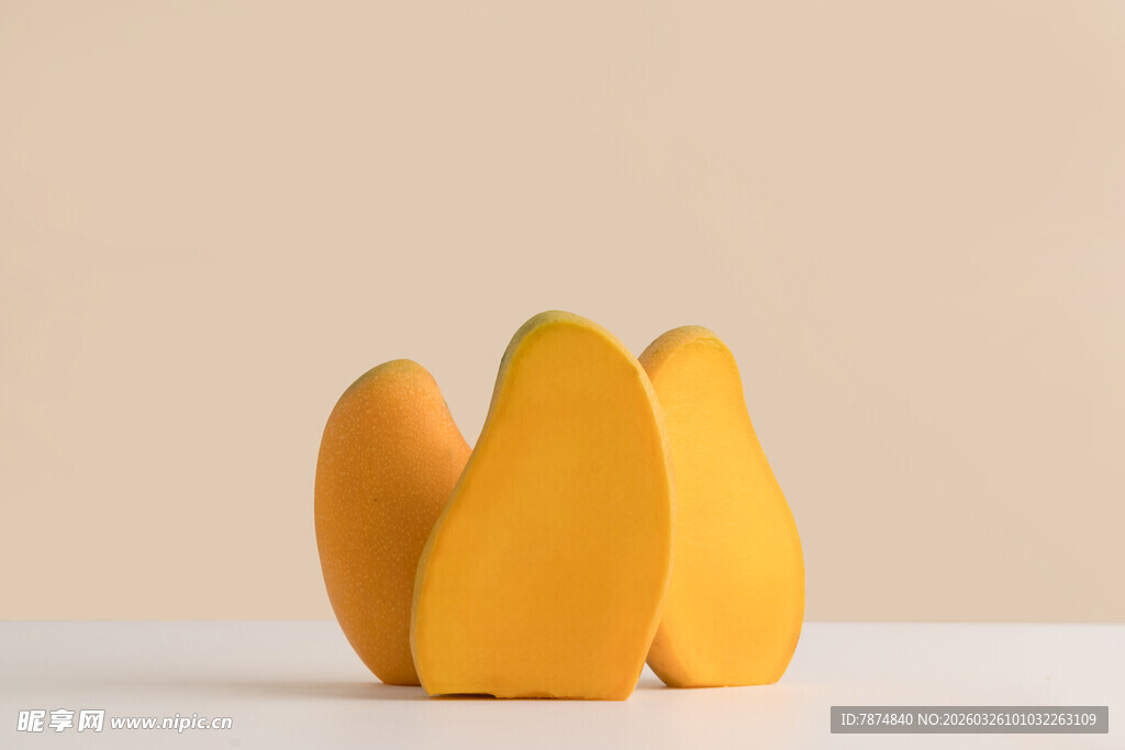 新鲜诱人的切块芒果