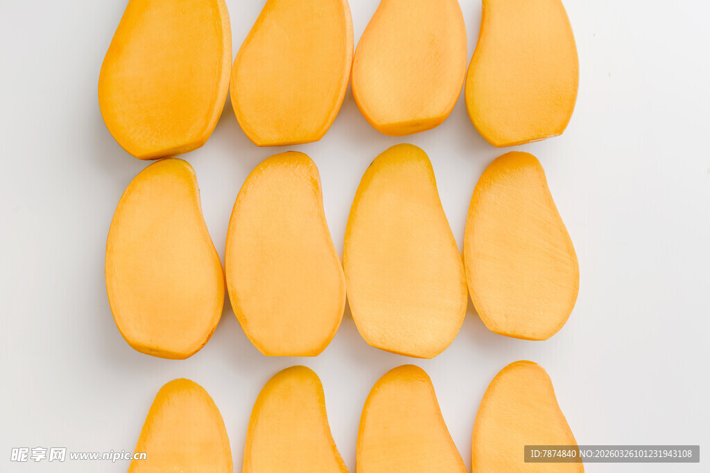 整齐排列的新鲜芒果切片