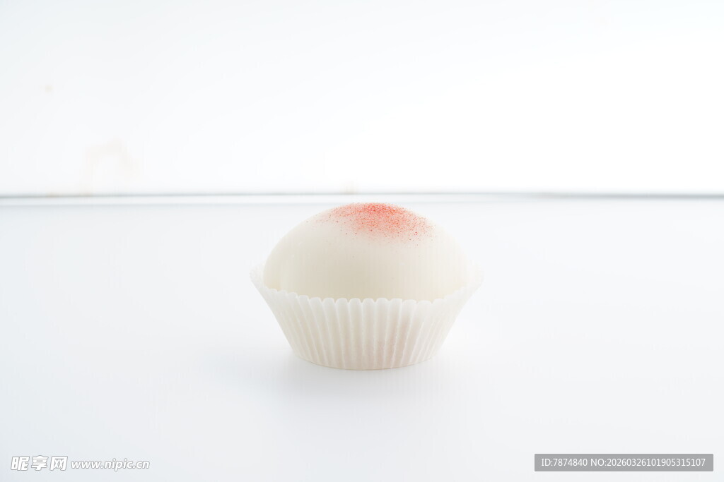 白色糕点带一抹红