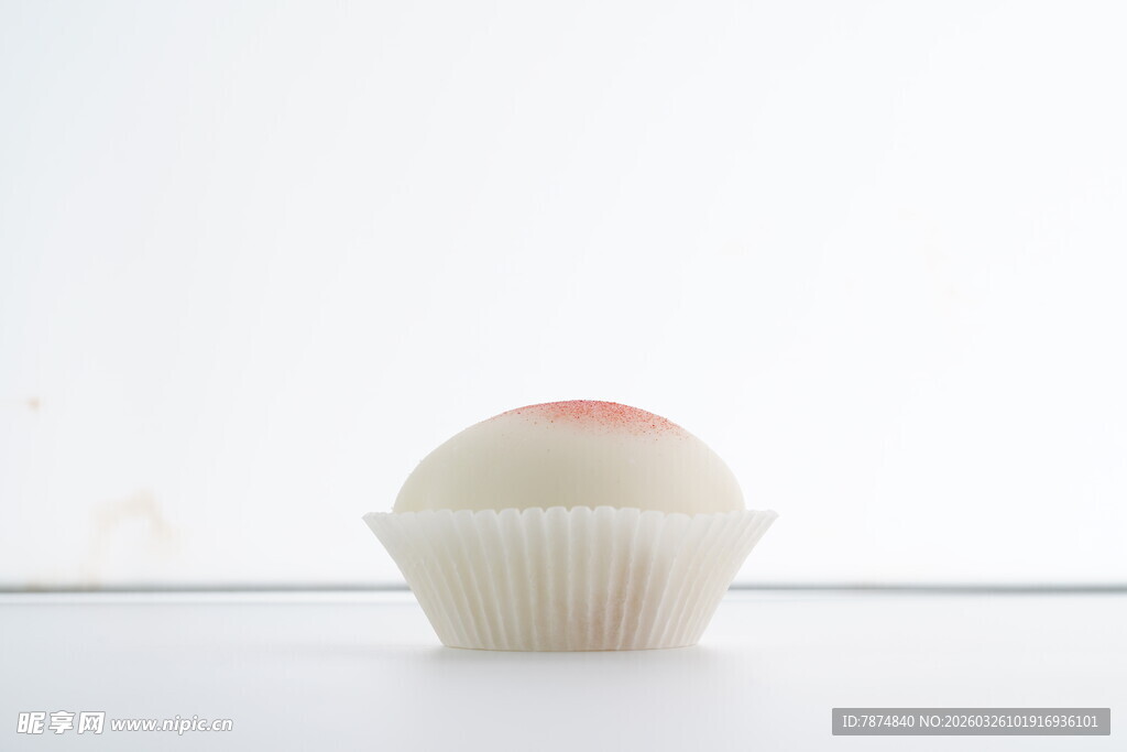 白色纸杯中的精致小糕点