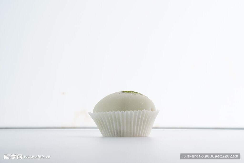 白色纸杯蛋糕半成品