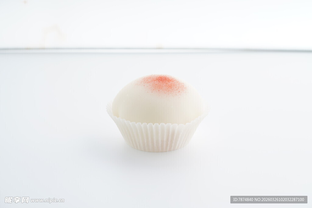 白色纸杯蛋糕 顶部一抹红