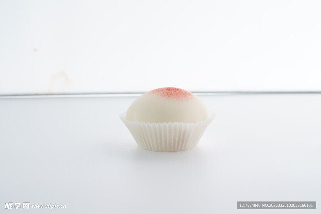 白色底座上的粉色糕点