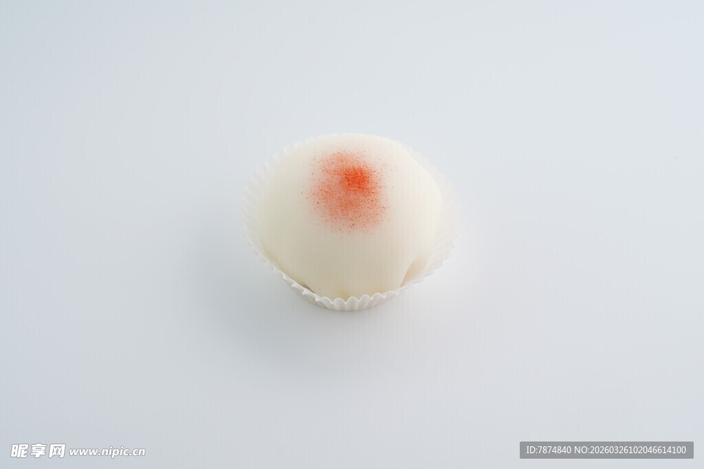 白团子上的一抹红