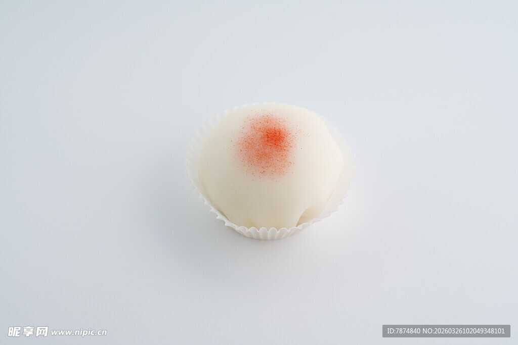 白色糕点上的一抹红