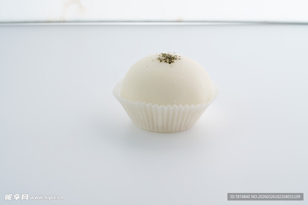 白色小蛋糕 顶部有装饰