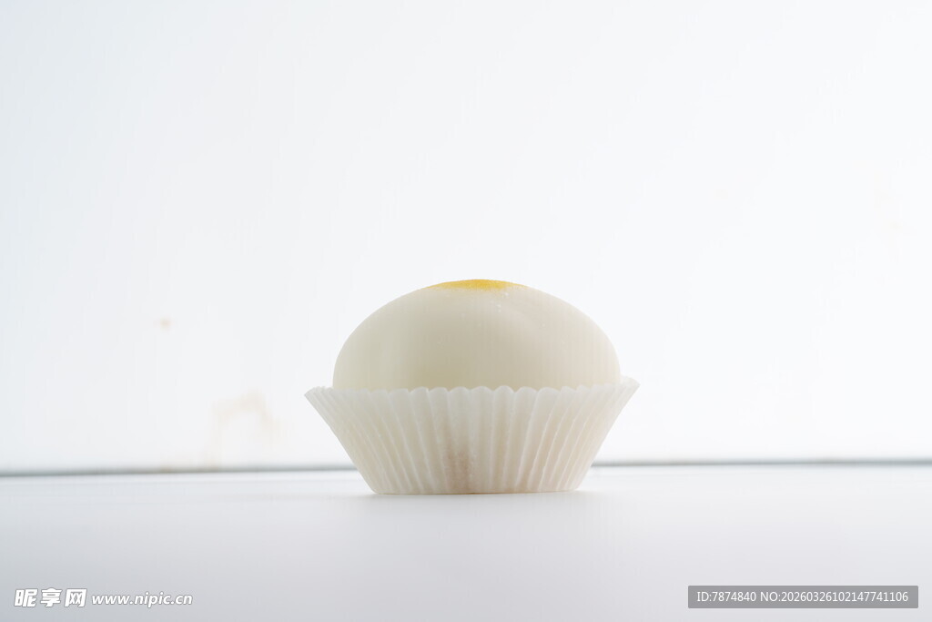 白色纸杯装的球形甜点