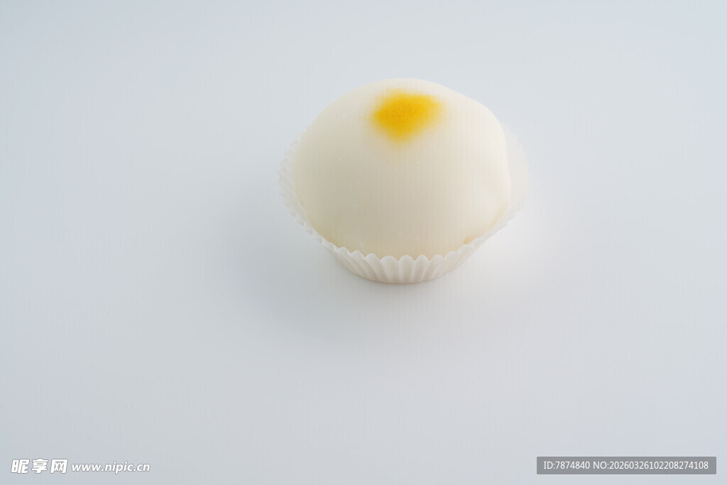 白色糕点上的黄色点缀