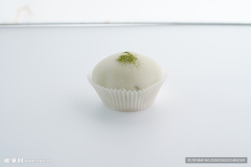 白色纸杯蛋糕配绿色点缀
