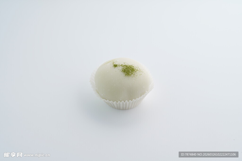 抹茶点缀的奶油半球甜点