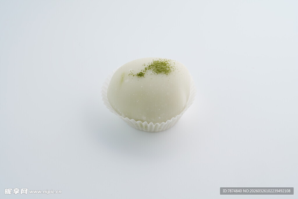 抹茶点缀的白色甜点