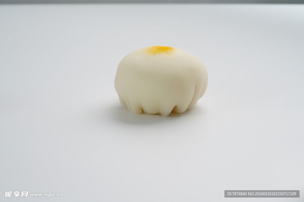 白色点心 顶部带黄点缀