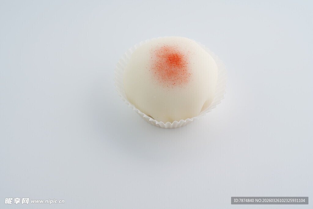 白色糕点上的一抹红