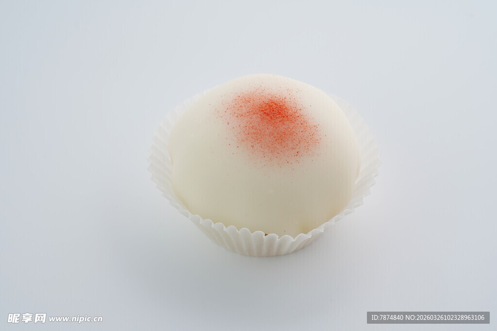 白色糕点上的一抹红