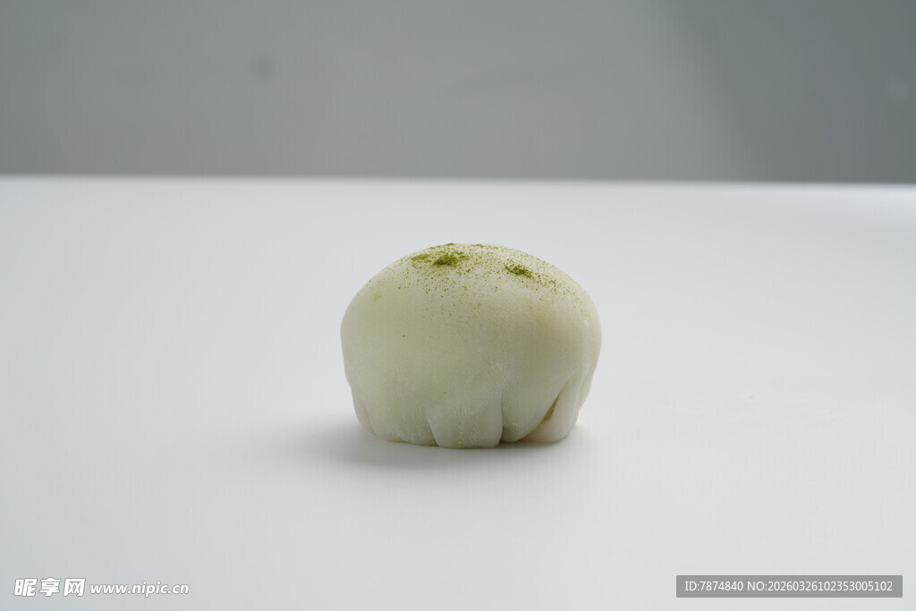 可爱抹茶点缀白色小点心