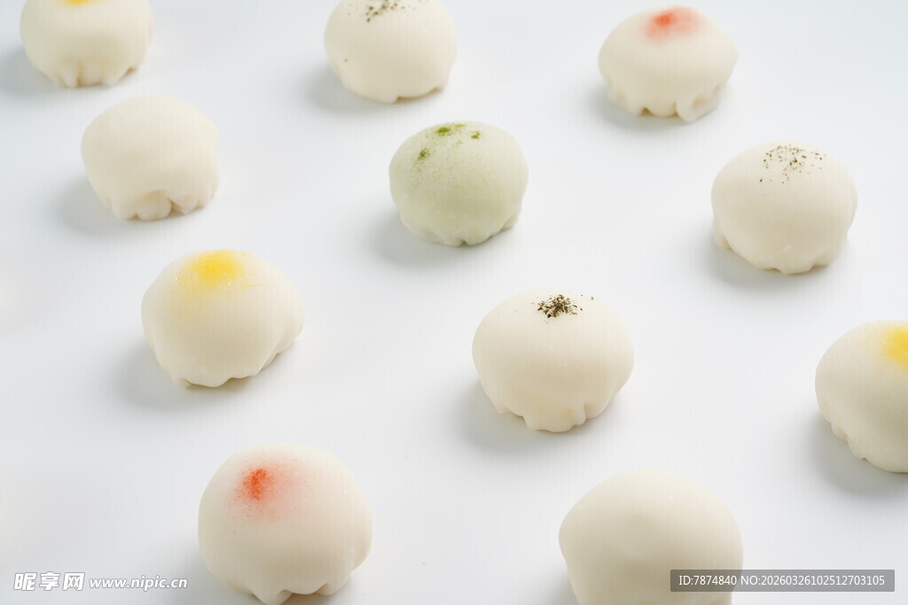 可爱造型的多彩糯米团子