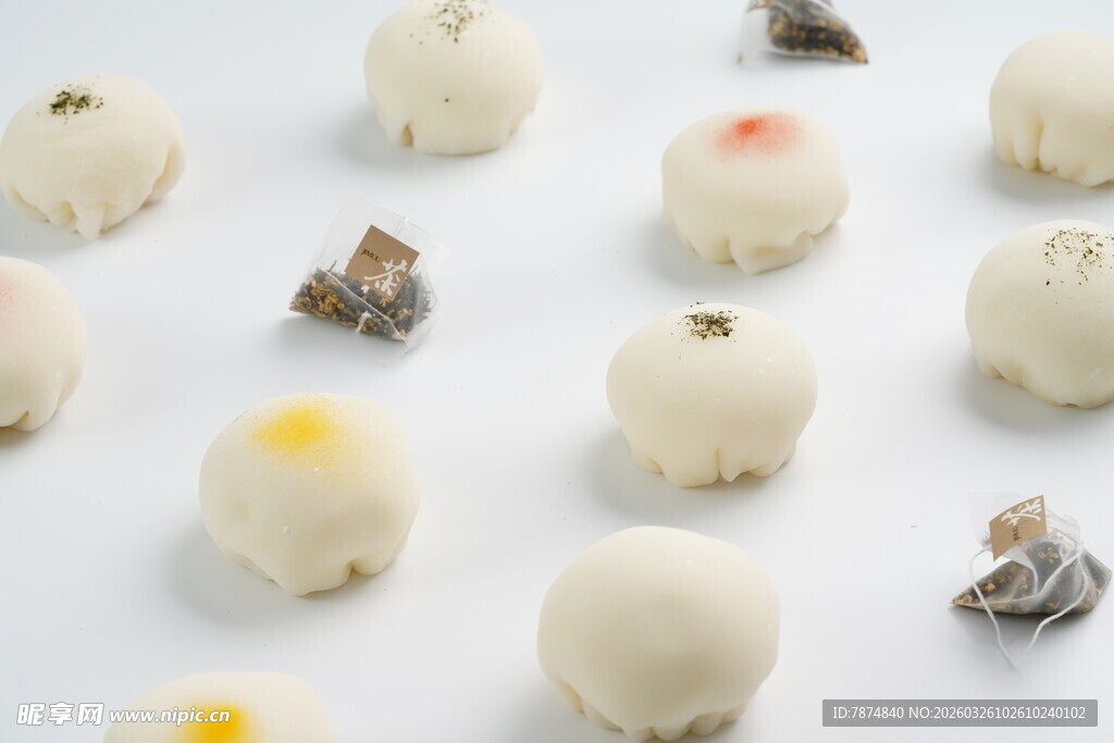 精致点心与蝴蝶点缀