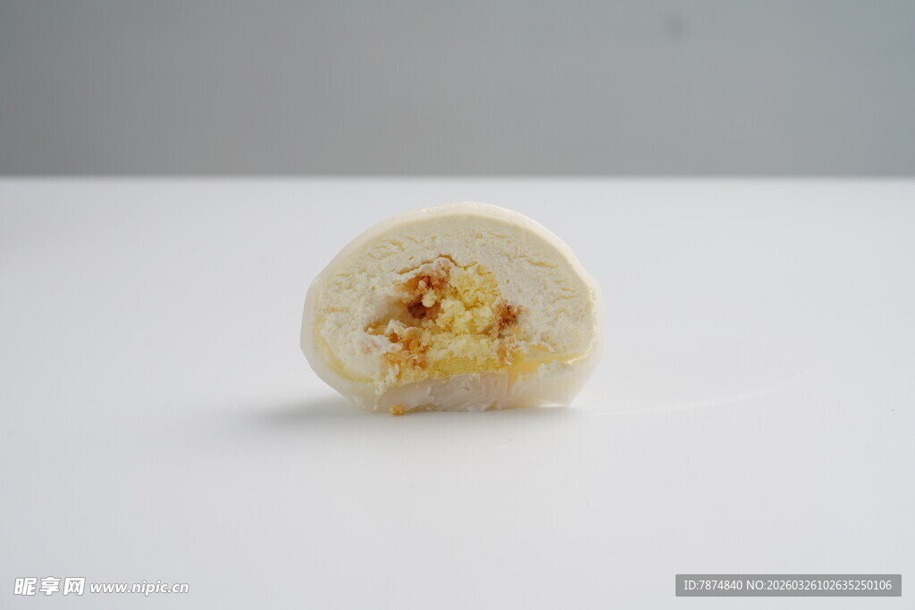 切开的夹心糕点