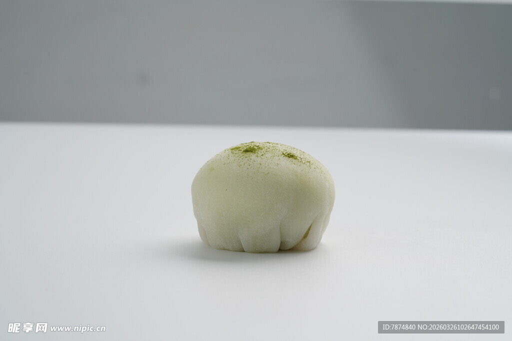 小巧精致的绿色点缀包子