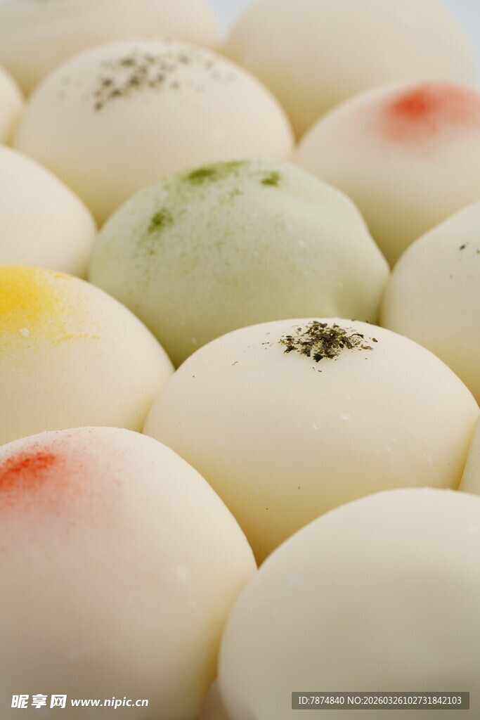 多彩点缀的美味糯米团子