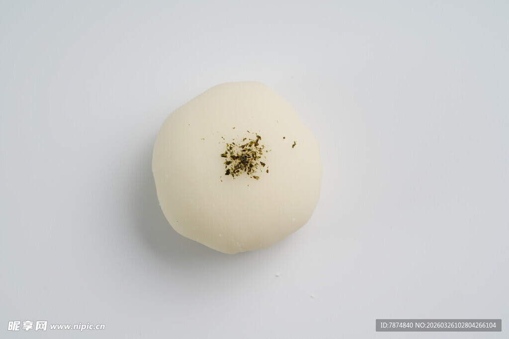 精致金箔装饰白色甜点