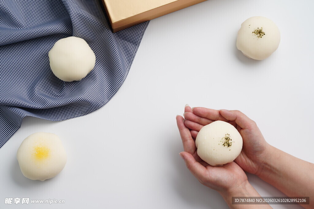 手捧新鲜白馒头