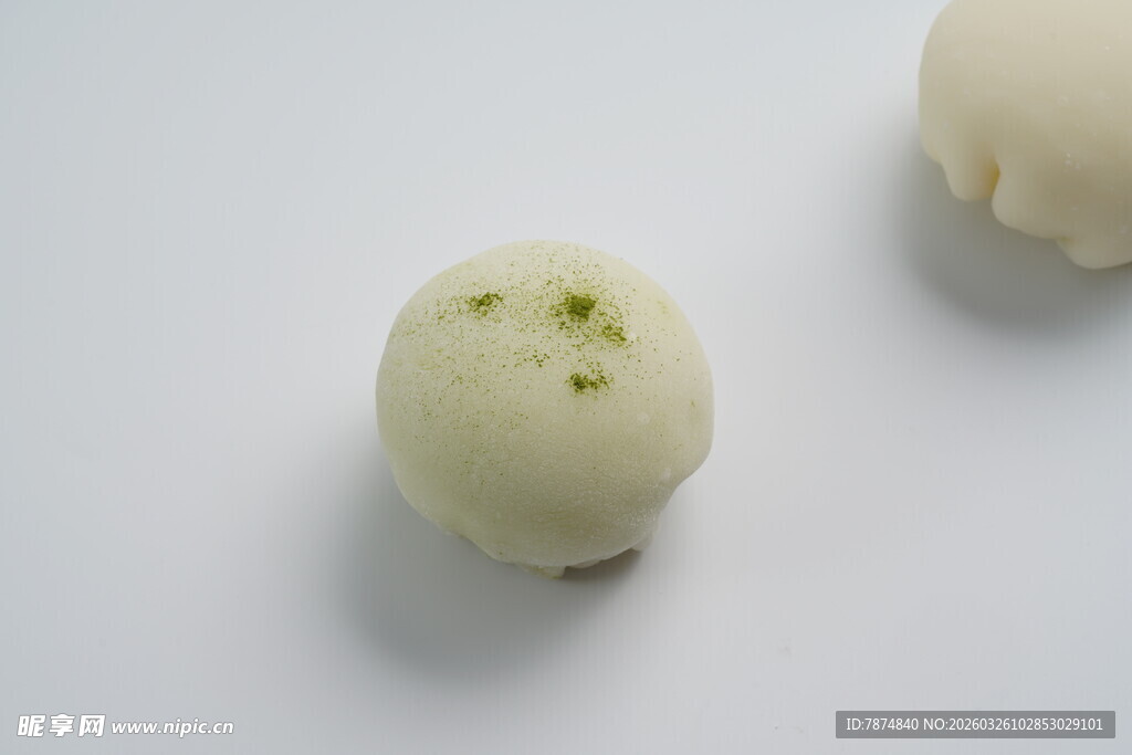 白色圆润糕点特写
