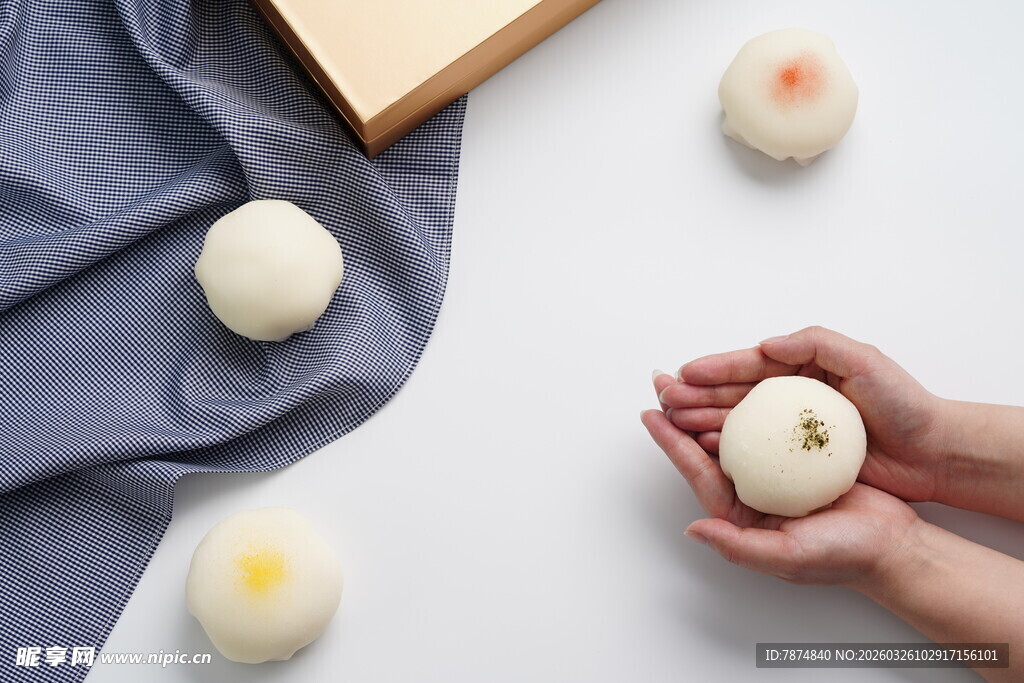 手捧美味中式糕点