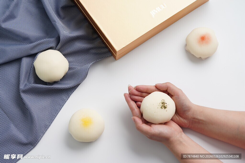 手捧美味中式点心