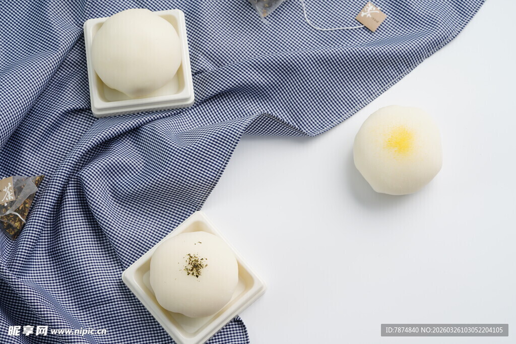 精致糕点与蓝布的优雅组合