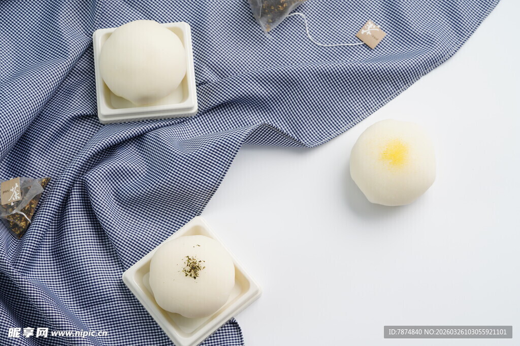 精致糕点置于蓝色布上