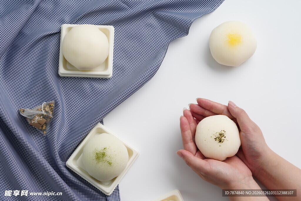 手捧中式糕点的优雅画面