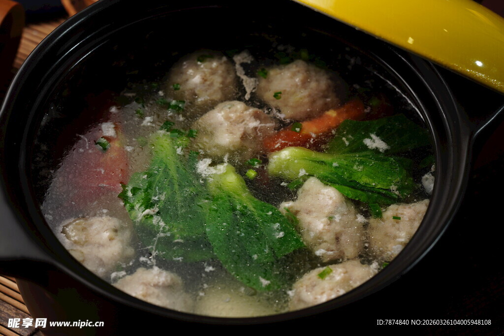 砂锅肉丸蔬菜汤
