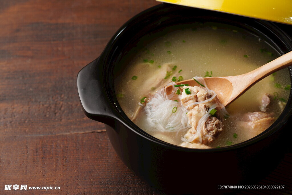 木桌上锅中盛美味鸡汤