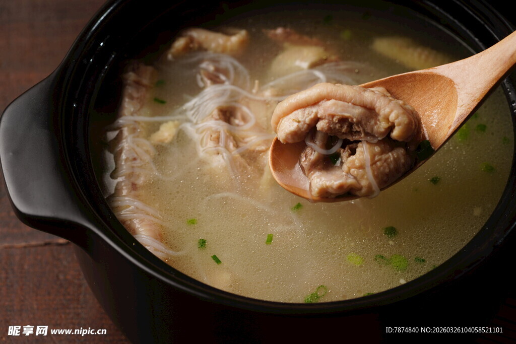 木勺舀起锅中美味汤品