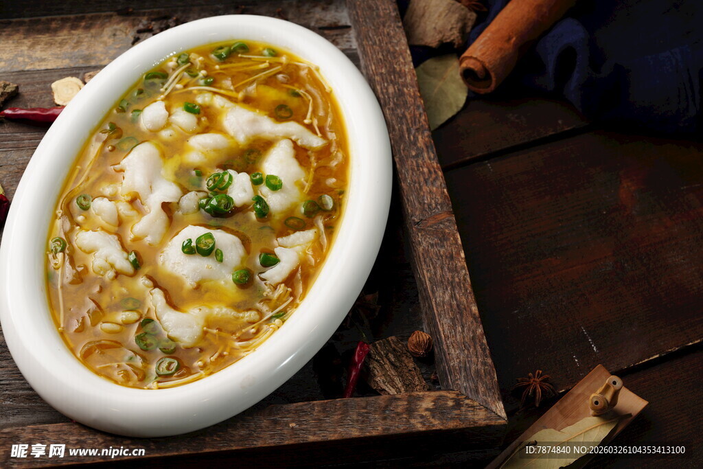 美味酸菜鱼盛于古朴容器