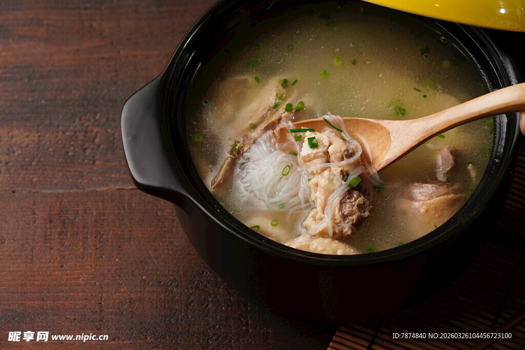 砂锅炖肉 木勺轻舀美味