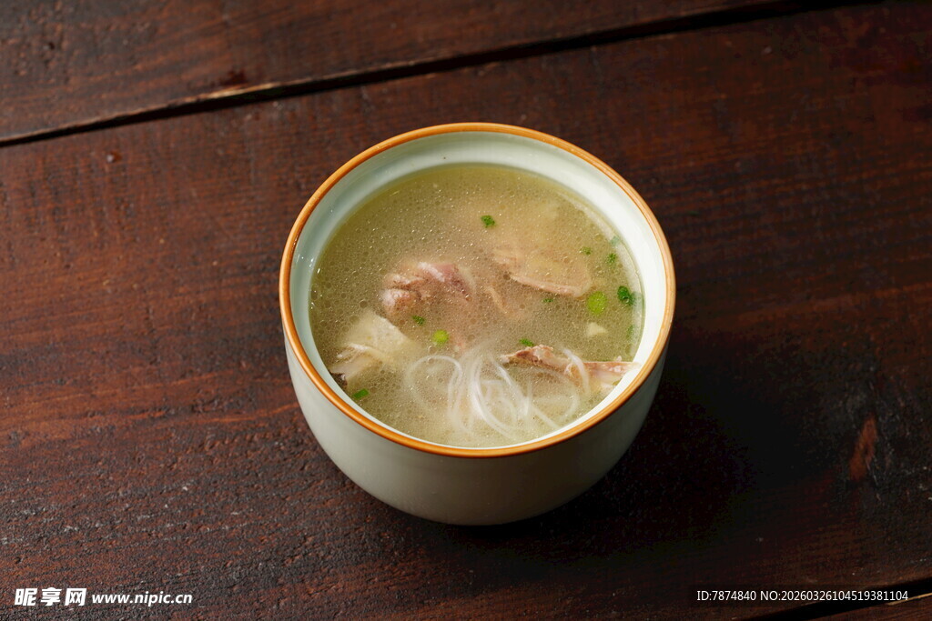 陶瓷碗中的美味鸡肉汤