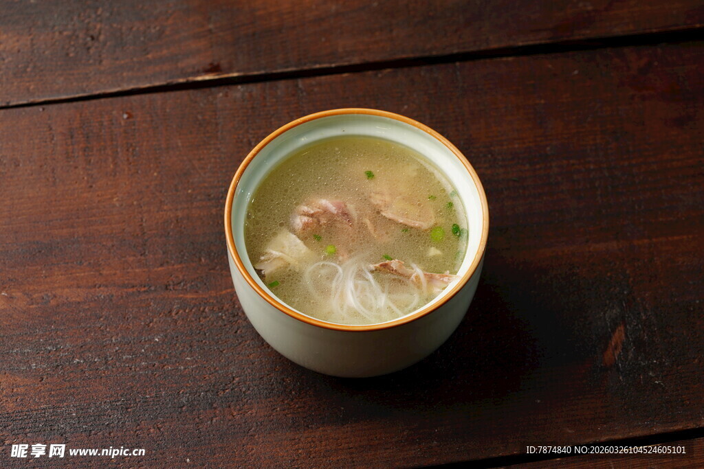 木质桌上的鸡汤